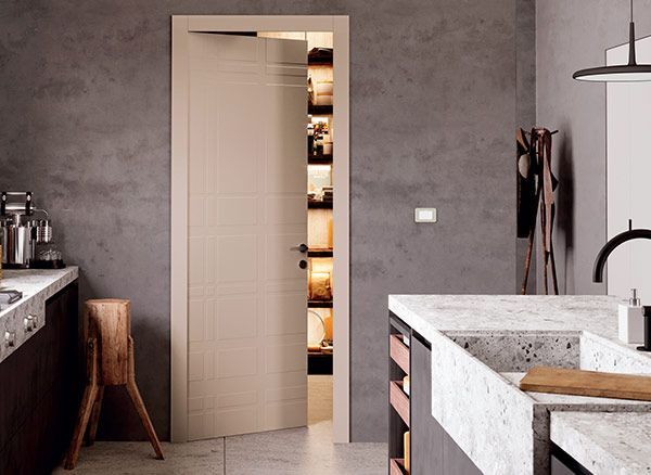 Ambientazione cucina con porta laccata beige con decori geometrici Ferrero legno
